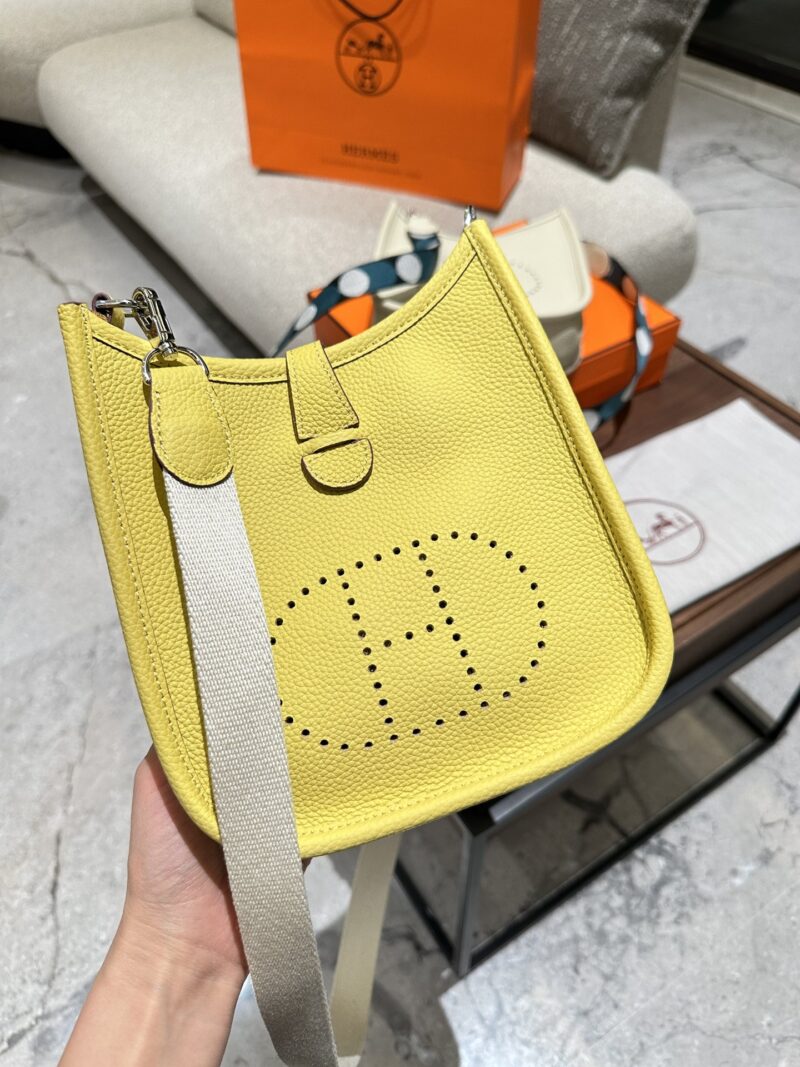 P250 Togo Leather Upgraded Edition
Hermes Mini evelyne is worth listing Mini evelyne,
Nata didn't think she was that fond of it at first, but holding it in her hand is so fragrant, it's just a fragrance without adjectives, paired with a Pegasus and m...