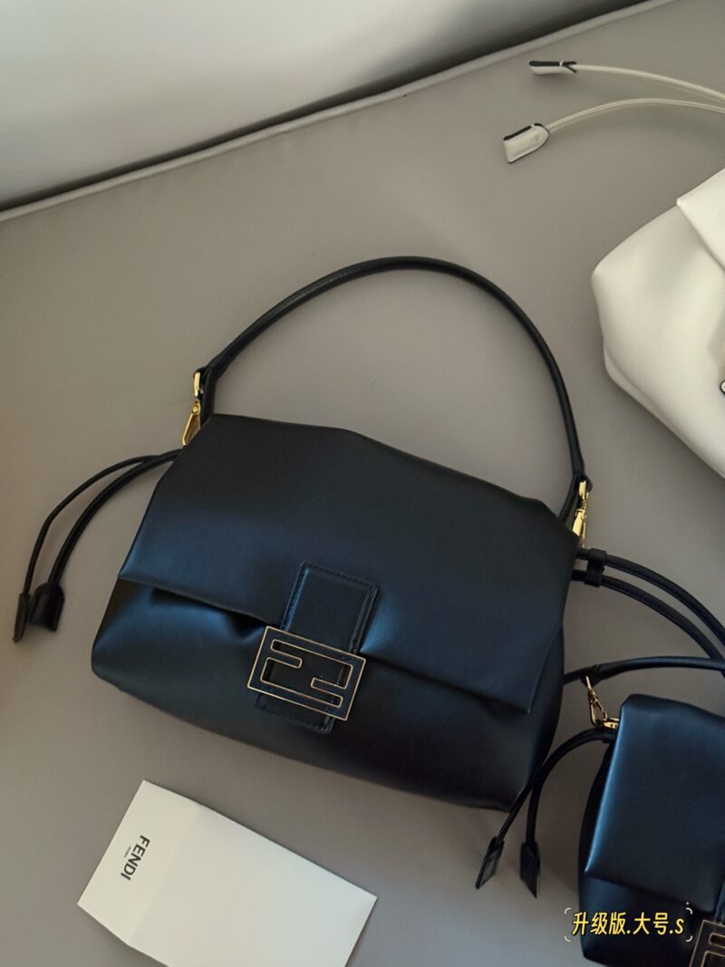 7c3145656c.jpg 250 265 box upgrade version
Size: 16 * 13cm (small)
26.5 * 18cm (large)
The latest series Mama Baguette has truly been designed to the hearts of fairies!
Fendi's latest magic wand
Fresh and elegant!