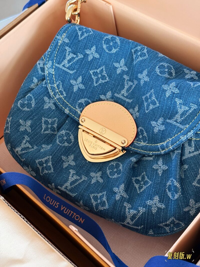 7c3b1ca4af.jpg 310 box (replica version)
size:26*18cm
L's denim sunset is perfect for spring and summer
I really like the tannin series
The Sunset capacity is sufficient,
Soft and not afraid of pressure,
Color resistant and stylish!