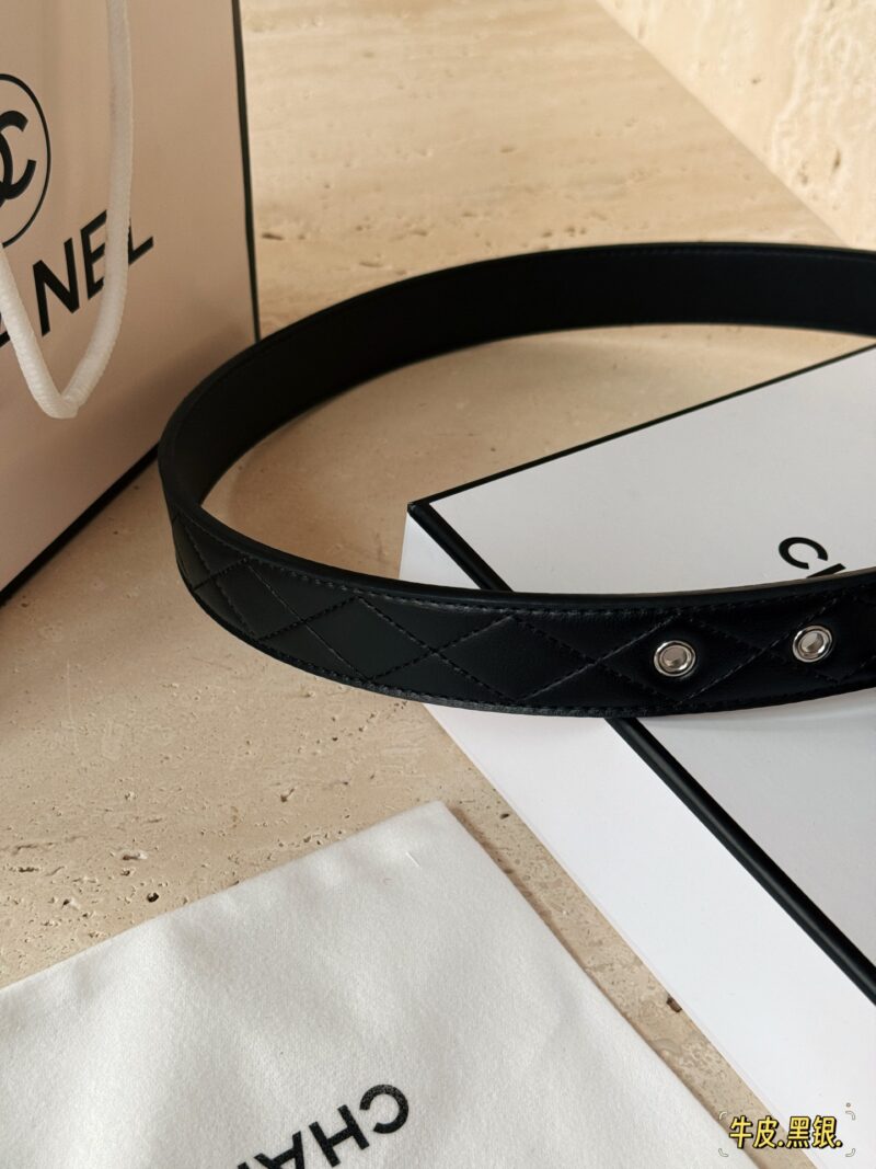 7c3d769ec6.jpg 165 complete sets of packaging
Xiaoxiangjia 3cm leather chain diamond grid waist belt
A very worthwhile item to buy,
The finishing touch of Jennie's outfit, it looks very high-end no matter what!