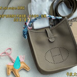 230 Complete Gift Box Set
size：28×21
LV dumpling bag handbag shoulder crossbody bag steel hardware counter 163 frequency conversion chip
Easy interpretation of retro fashion
The bag is quite spacious, simple yet not simple, and does not require ex...