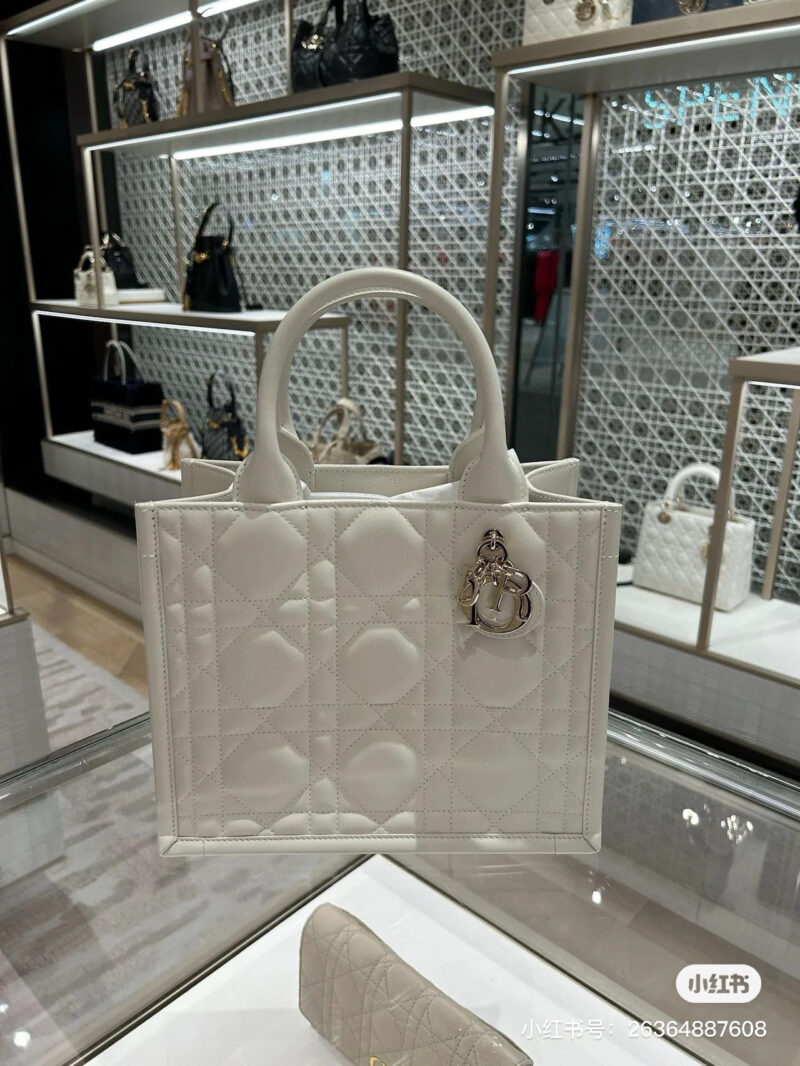 Dir new tote