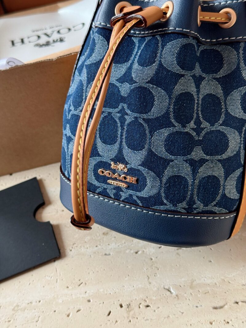 7c6eb5e0ab.jpg 225 boxes
size:14*16cm
C Mini Bucket Bag is super cute!
COACH | Who hasn't owned a denim denim bucket yet
What a cute and lovely little bucket!
Isn't it too delicate and cute
Search Coach Coach Bucket