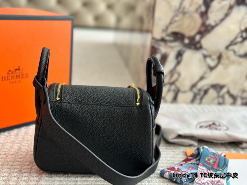 7c7ad6b2e9.jpg 300 sets of complete packaging
size:19*13cm
?? top layer leather!
H Home Mini Lindy
? Crossarm ? Hand carried!
A perfectly cute little one!