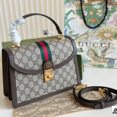 Complete packaging
Gucci's new Ophidia handbag collection NEW
The Gucci Ophidia collection continues to grow and expand, bringing stunning new products every season. This handbag is one of the Epilogo: series and comes with a detachable shoulder stra...
