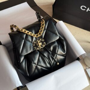 260 boxes
size：22*26cm
Chased and asked by passersby
Xiaoxiangjia 24c19bag backpack
The feeling of casual laziness
Soft feeling
Capacity is also manageable!