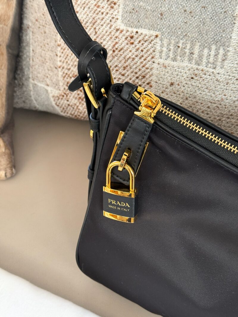 7cbc1b193f.jpg 290 boxes
size:40*20cm
??? Recommended PRADA aimee
Prada has released a new model again
This underarm nylon cowhide handbag is also quite good!
The designer's inspiration is starting to shine again!
Lightweight nylon material paired with calf...