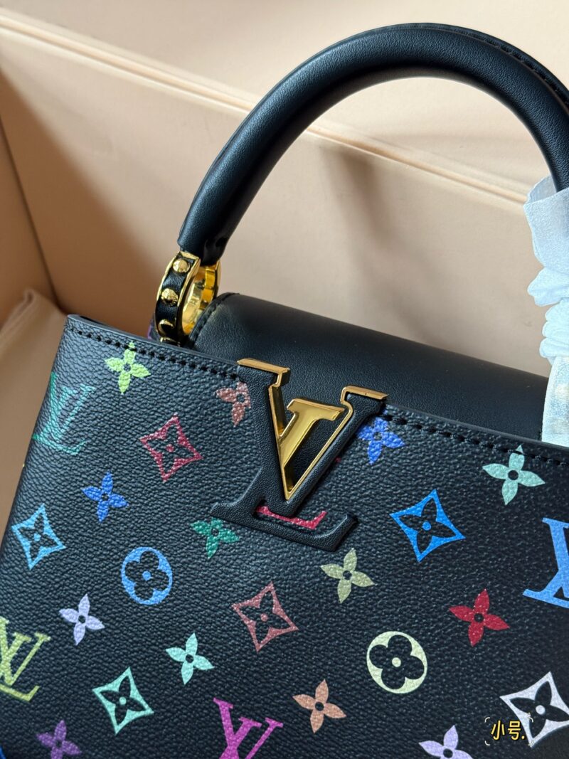 7ccc2bc11f.jpg 215225 with box
Size: 22 * 13cm (new horizontal version)
28*17cm
L Capucines handbag
Full grain Taurillon cowhide cutting
It feels low-key but has a luxurious texture!!
classic! classic!