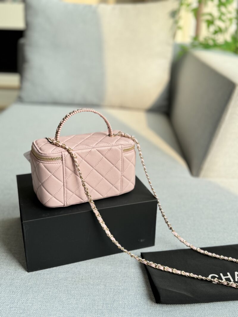 7cced600f6.jpg 200 complete gift boxes
size:18×10
CHANEL Knitted Handheld Makeup Bag, Makeup Box, Chain Bag, Single Shoulder Crossbody Bag
Truly super invincible and adorable~
Full of fairy spirit~A must-have for daily purchases, little sister~
Always showcase y...