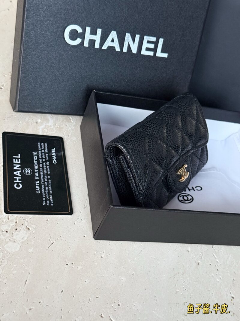 135 box
size：10*7cm
Xiaoxiangjia CF Card Bag
Black gold cowhide caviar
A small one
Can hold more than ten cards and a few cash cards
A particularly practical one!