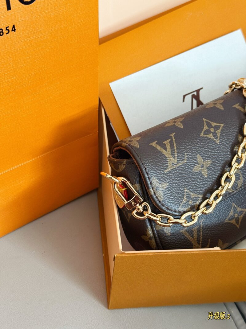 7d21a41651.jpg 225 box upgrade version s
size:22*12cm
Mahjong bag with double chain design for L family Ivy
Ivy, I call it the most suitable bag to carry in summer
Can be carried diagonally, single shoulder, or handheld
The built-in card slot is cute and easy to use!