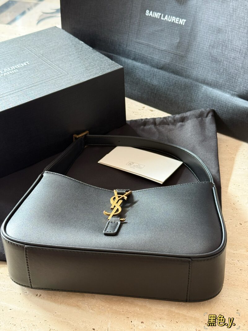 210 boxes (belonging to its season)
Size 24 × 16 × 6cm
YSL armpit bag
It looks great, huh
This is definitely the pioneer of underarm bags!
Cowhide quality!
Too STALY!