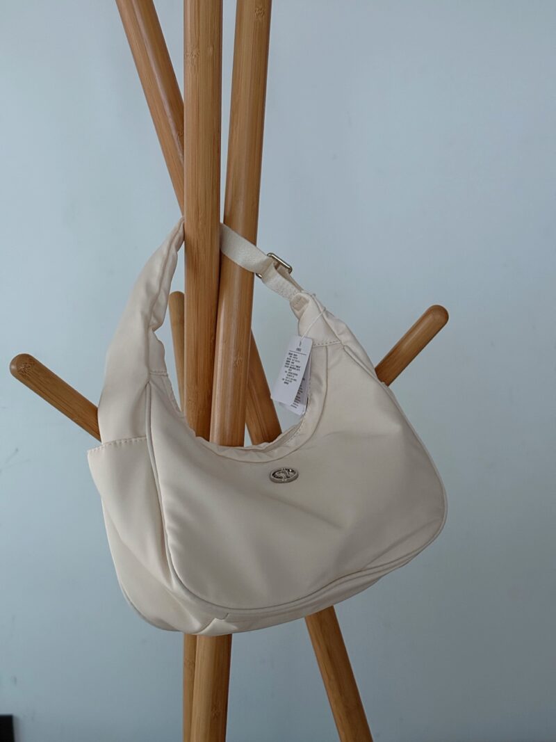 7d373c363e.jpg 170 without box
size:29*17.5cm 4L
Lulu new ivory white armpit bag
I fell in love with this armpit bag at first glance
This year's new version is equipped with a small logo, which feels more exquisite and high-end. Lulu's new products can't escape a...