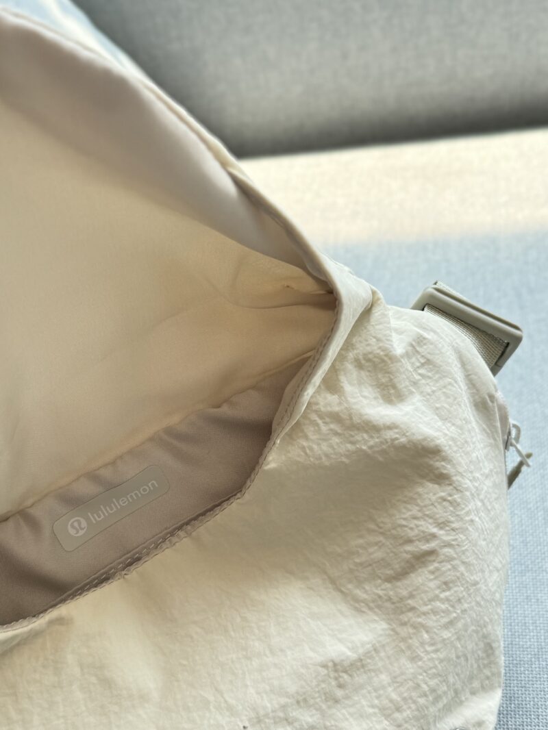 7d40bde0e0.jpg 180 airplane box
size:30×19
Lululemon Curved 3L Nylon Handheld Shoulder Bag
Crossbody has both appearance and functionality. With it on your back, in an instant, it's a must-have bag for going out
Transforming into a fashion icon with high-end nyl...