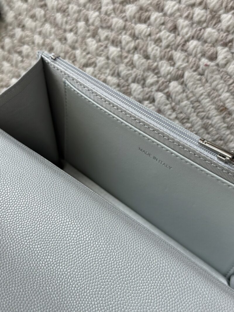 7d423d26b7.jpg 230 boxes (caviar cowhide ma)
size:20*13cm
Xiaoxiang Family Wealth Bag
New controller
The most aesthetically pleasing WoC/metal handle
You must arrange for yourself
The latest model of 25ss!