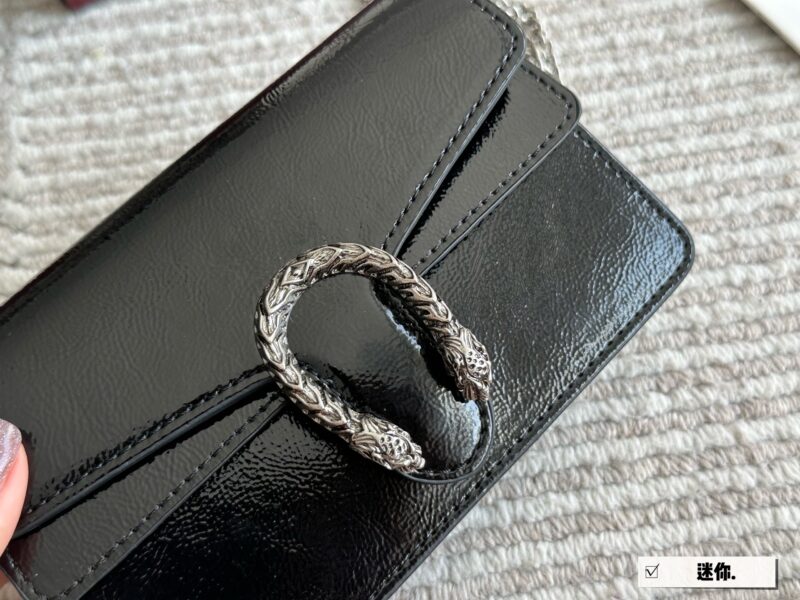 7d4640187d.jpg 215 boxes
size:18 11cm
GG's latest wine god bag with shiny leather
Latest fabric paired with Shijiushen buckle
Super good-looking