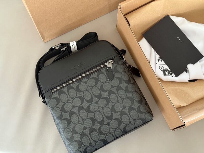 7d4941081c.jpg 250 boxes
size:24*27cm
Coach C Men's Home~Square Bag/Pilot Crossbody Bag/Postman Bag
Are you ready for the 520 gift?
Exquisite three-dimensional, simple yet profound!
Very practical and convenient!
