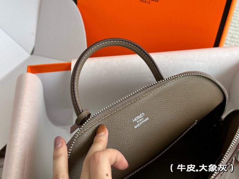 290 cowhide box
size:29*25m
H Home Hermes Bolive Leather Shell
Who hasn't gotten this yet!
Truly unbeatable and adorable!
Carrying it back is truly practical
~Gift of hardware and pony ornaments