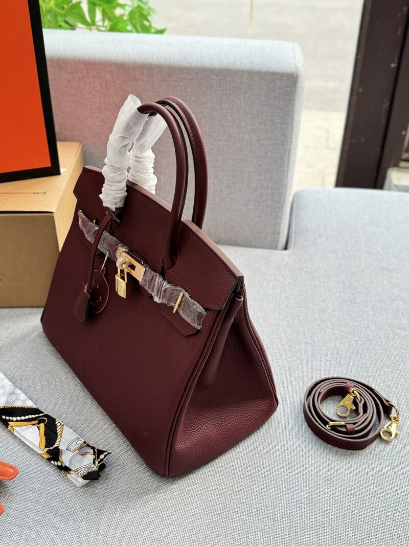 Complete gift box
size：30×22
Hermes Birkin 30 Platinum Bag Handbag
With just a flick of it when going out, one's temperament skyrockets
Simple and durable design
Exquisite, efficient, durable, can be installed and matched properly
Highly textured,...