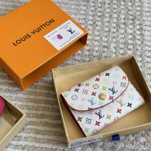 145 boxes
size:11*9cm
Cute things can heal everything
The white tri colored coin purse from L's family is truly outstanding
The oil and wax edges on both sides are very textured!
White tri color with a red lining!
It's really amazing! retract