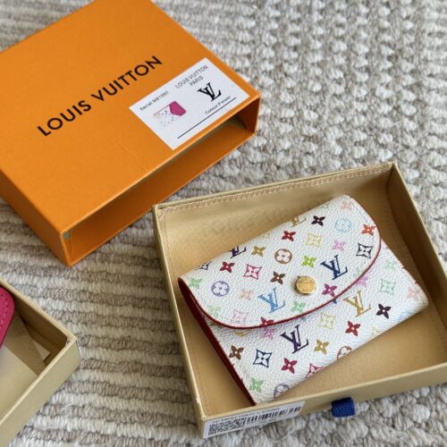 145 boxes
size:11*9cm
Cute things can heal everything
The white tri colored coin purse from L's family is truly outstanding
The oil and wax edges on both sides are very textured!
White tri color with a red lining!
It's really amazing! retract
