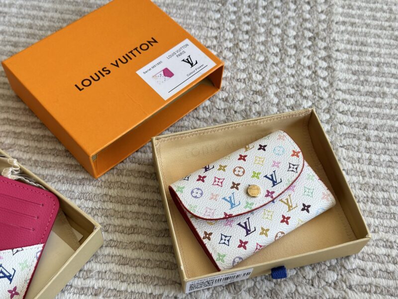 7dabaef2cb.jpg 145 boxes
size:11*9cm
Cute things can heal everything
The white tri colored coin purse from L's family is truly outstanding
The oil and wax edges on both sides are very textured!
White tri color with a red lining!
It's really amazing! retract