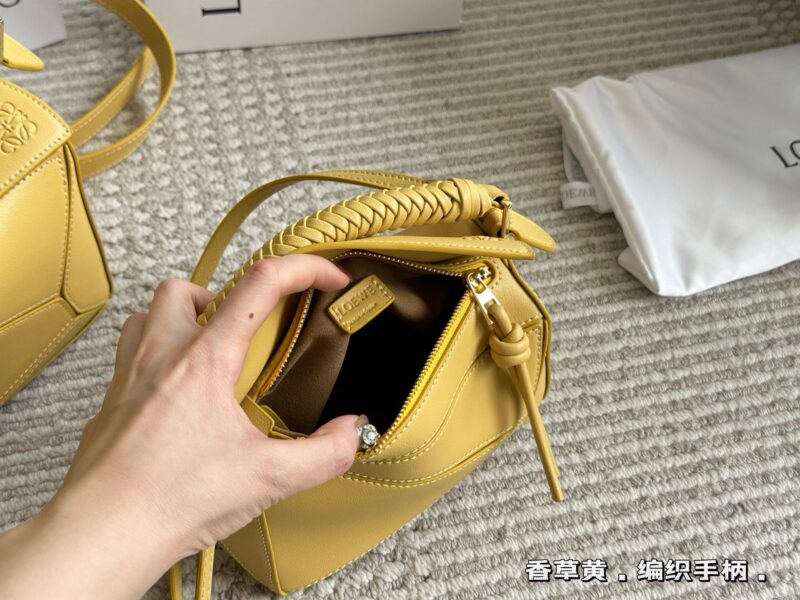 Box pairing
Size: 18 * 10cm (mini)
24 * 15cm (large size)
Loewe Geometry Package Puzzle
The special design of the controller adds a touch of craftsmanship to the puzzle
Who understands the beauty of this special version puzzle