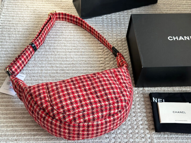 Box pairing
Chanel 24N Jennie Same Style
24N Chanel is quite impressive
I used to love this red small shoulder bag very much when I read lookbook before. I was lucky enough to get it on the first day of its launch. It weighs very light and is very re...