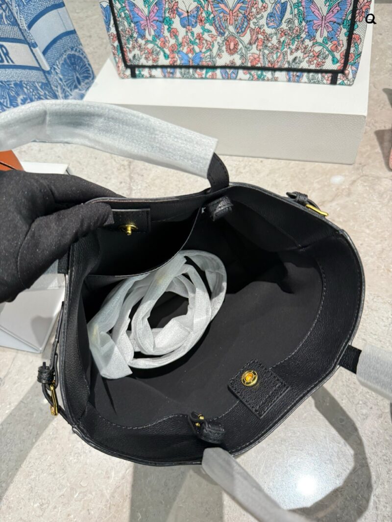 7dd264116f.jpg Actual delivery photo p215
Celine's new tote bag
This coffee tote bag has a new size and is so cute! Although it is a mini, the capacity is very good, and the simple design is also easy to match. There is a belt on the side of the bag that can be tig...