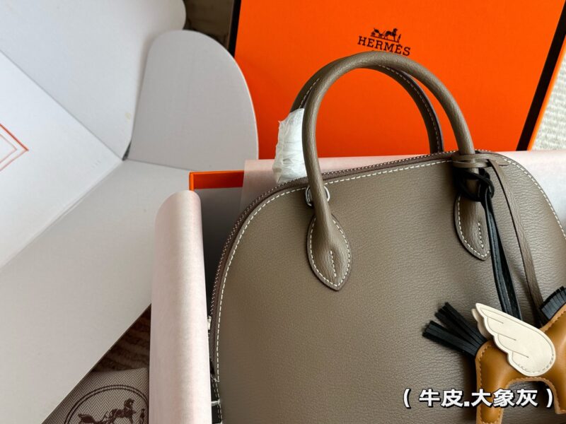 290 cowhide box
size:29*25m
H Home Hermes Bolive Leather Shell
Who hasn't gotten this yet!
Truly unbeatable and adorable!
Carrying it back is truly practical
~Gift of hardware and pony ornaments