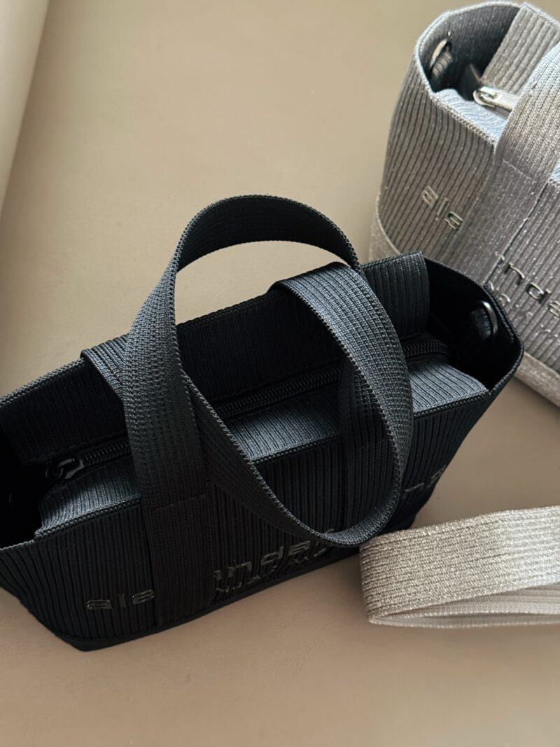 7de1868092.jpg 190 box
size:18*15cm
Alexander Wang | Who carried the cuteness off the street#
King Ryan Ribbed Mini Tote
Lightweight, comfortable, and easy to carry!