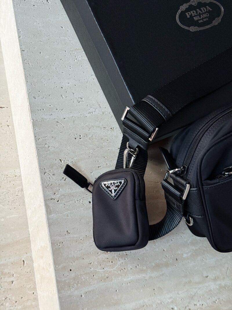 7df0f9cdc4.jpg 195 box upgrade version
size:24*15cm
Prad Men's Postman Bag -
Just the right size
Commuting is very useful!
Unparalleled premium
Search Prada men's bag