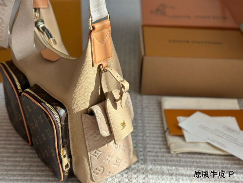 7df4b36e80.jpg 390 layer cowhide
size:32*24cm
Recently popular new shopping bags
Hobo cargo is on fire!
Because of the upper body! Exactly! Okay! Look!
L's latest shopping bag
High appearance and super practicality!!!