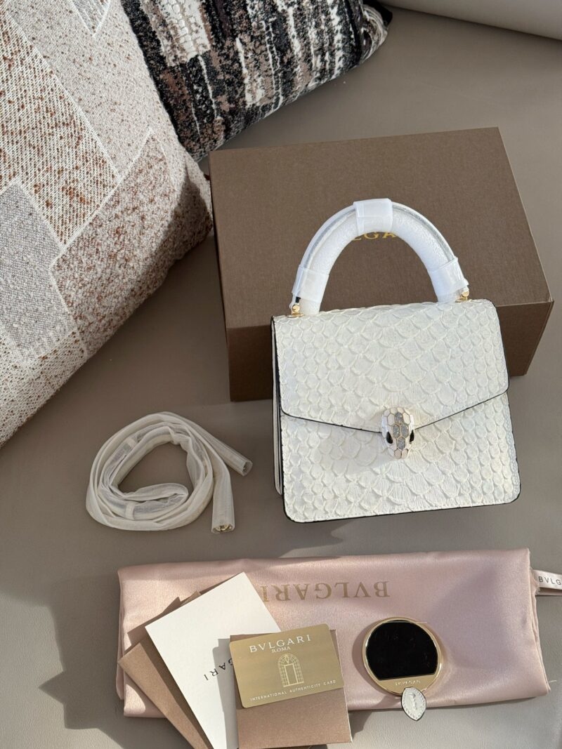 7df90fc452.jpg 330 box
size:20.5*15cm
Bulgari cowhide
White versatile summer must-have
The bag is simple and exquisite, with an elegant upper body and temperament
Snakehead and chain showcase details
Three compartments capacity
A stylish outfit that won't go wrong!