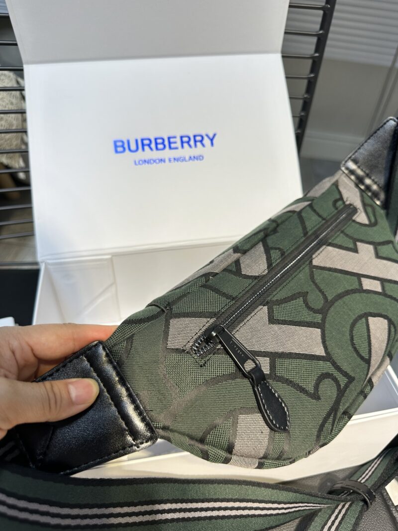 Green BURBERRY New Year NY ? Mlb Co branded Super Western Chest Bag/Waist Bag Premium Version Fabric is custom-made, N levels higher than the black ones on the market, with perfect embroidery inside, complete set of hardware logo size 31 * 19 * mod...