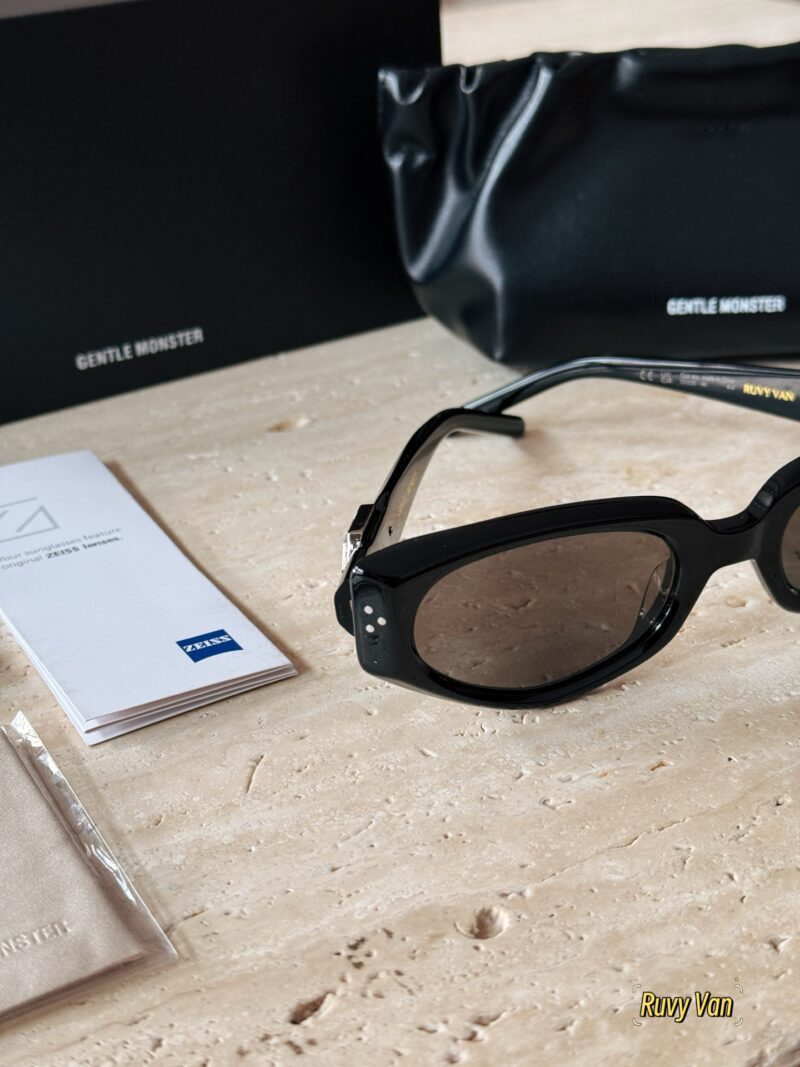 7e3ff1745f.jpg 190 Pack
GM Ruvy Van jewelry collection is really beautiful~
Stylish girl's 25 year new must-have GM sunglasses!
Diamond black ultra wide and face covering
Cool and shining stars all have it~
