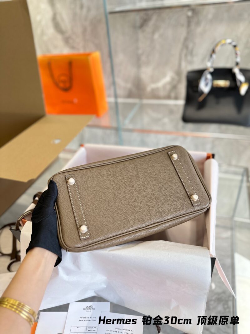 Delivery scarf folding box packaging p390
Hermes bk30cm top of the line pure leather collection with endless love and a Hermes Birkin platinum bag that will not be taken off the shelves for thousands of years. Original factory laser hardware, various...