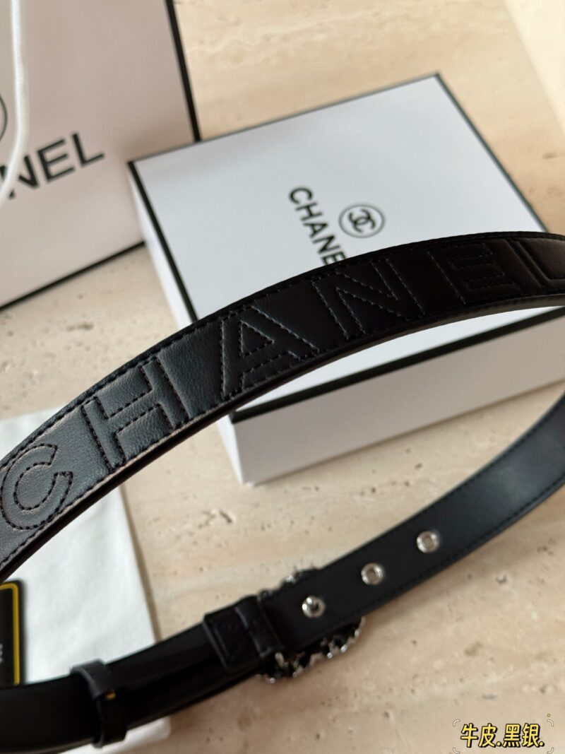 7e420a0a54.jpg 165 complete sets of packaging
Xiaoxiangjia 3cm leather chain diamond grid waist belt
A very worthwhile item to buy,
The finishing touch of Jennie's outfit, it looks very high-end no matter what!