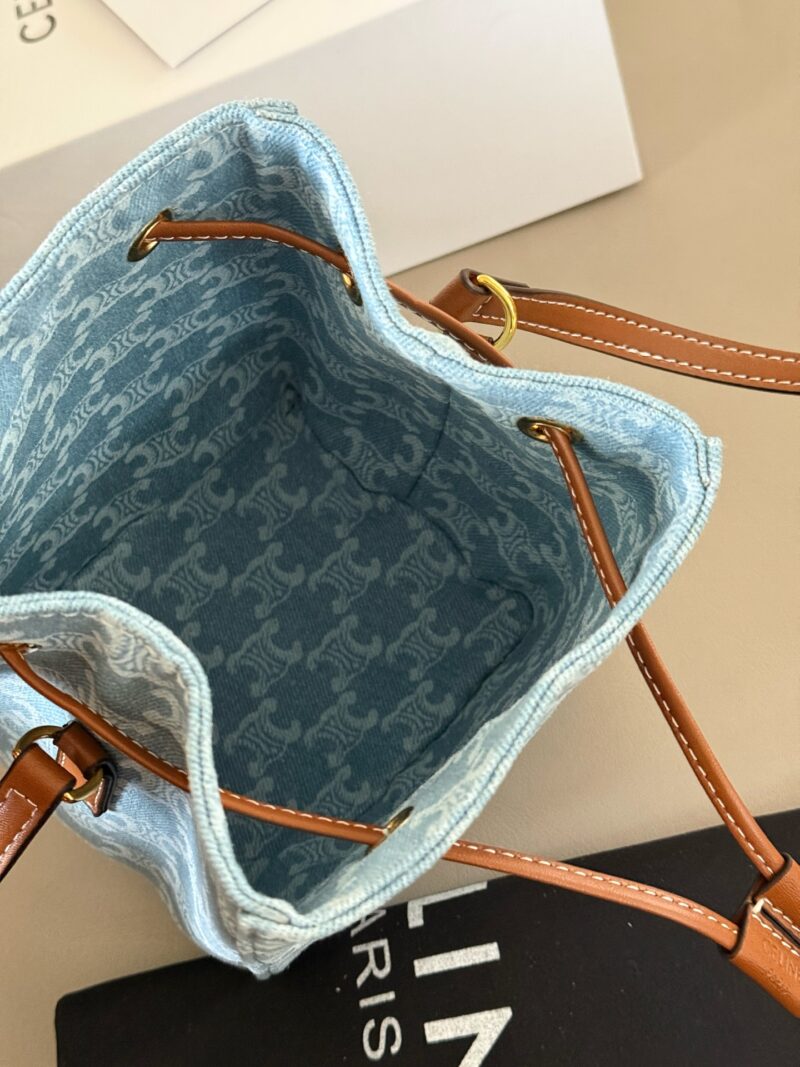 7e4e34ddf6.jpg 205 box
size:14*18cm
Celine denim bucket bag
Shallow denim is perfect for summer!
Super online appearance
Celine bucket bag is easier to carry on the back