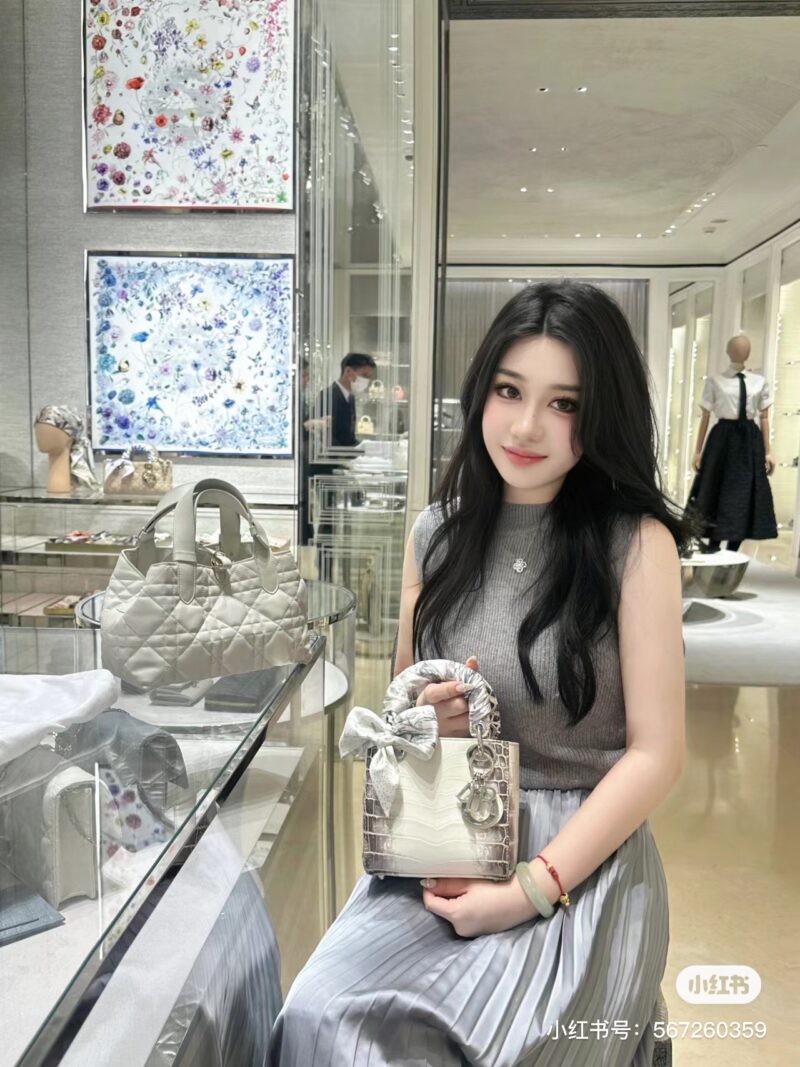 Dior Himalaya Lady Dior~
I share a lady Dior bag every day. I really love this bag style, and the most recommended one is definitely the Himalaya style because of the horse The price is about to increase, so you must not miss the best opportunity to ...