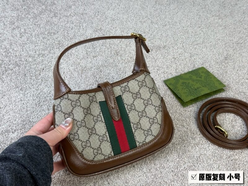 GG new 1961 armpit bag looks better the more you look at it
Size: 19 * 13 (small)
That's really amazing!
Both big and small phones
Can be worn under the armpit or slung diagonally
Don't say much, it depends on the quality!
???? Cowhide quality
