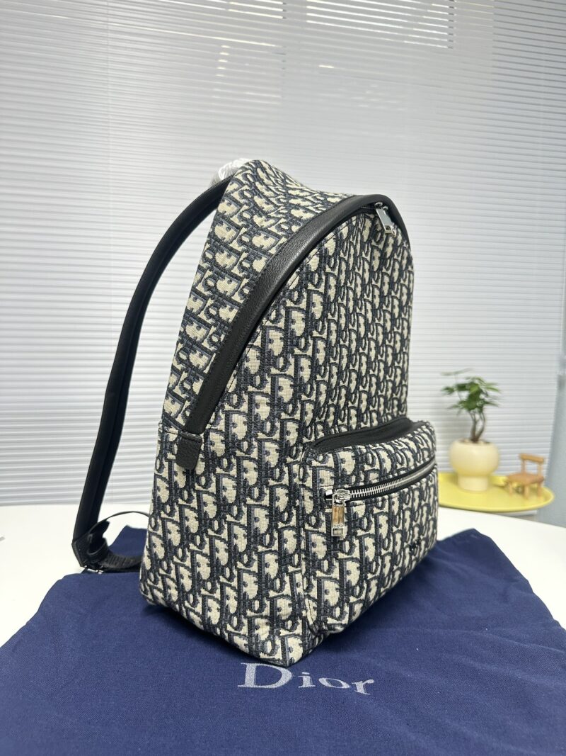 Classic canvas bag paired with cowhide, perfect for both men and women in spring and summer retro style. This bag hits the heart with just one glance, featuring a neutral blue herringbone embroidery and vintage waterproof technology fabric. Dior's co...