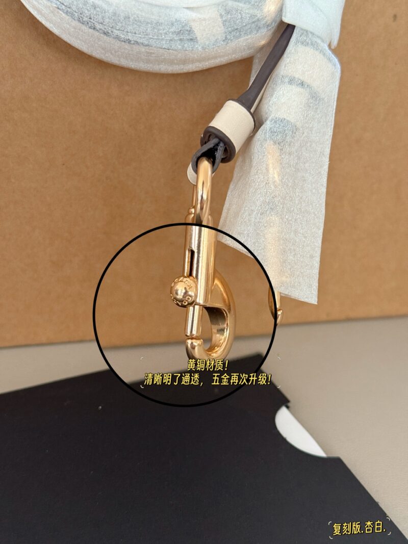 7e8837dac2.jpg 230 (full package) replica version
size:18*12cm
C Home 24ss Pillow Bag/New Product Upgraded Again
Super cute mini Boston
Classic small size
Small body, large capacity!
Channel goods are very rare!
Search Coach Pillow Bag