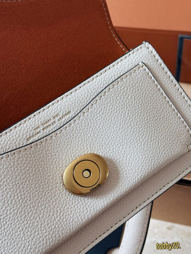 7e8ba4e018.jpg 250 boxes
size:20*11cm
C Home | Tabby20 Exquisite and Compact
Handheld crossbody can be freely matched and versatile!
The mini version tabby20 ° White Moonlight Out of Stock King is really the love of every little girl!