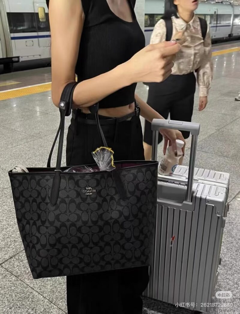 Coach Tote shopping bag
Coach's new tote shopping bag features a suction buckle design in the middle, classic PVC printed large capacity, and a zippered concealed pocket inside for storing items such as phones