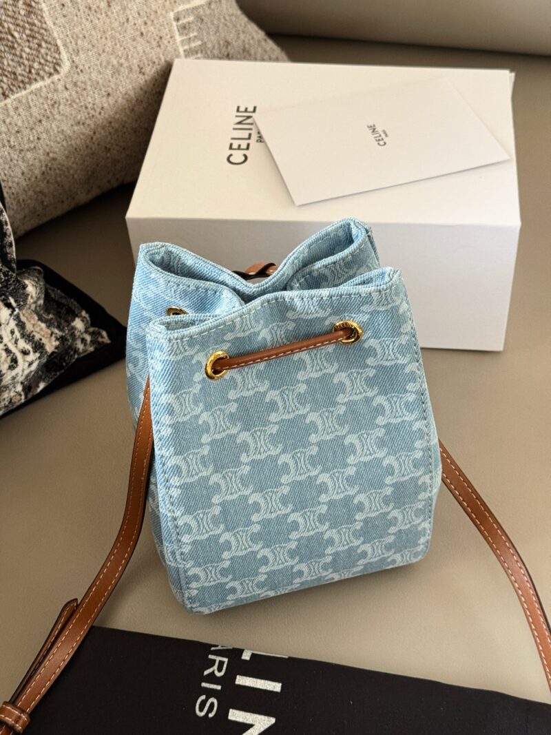 7e94c462bc.jpg 205 box
size:14*18cm
Celine denim bucket bag
Shallow denim is perfect for summer!
Super online appearance
Celine bucket bag is easier to carry on the back