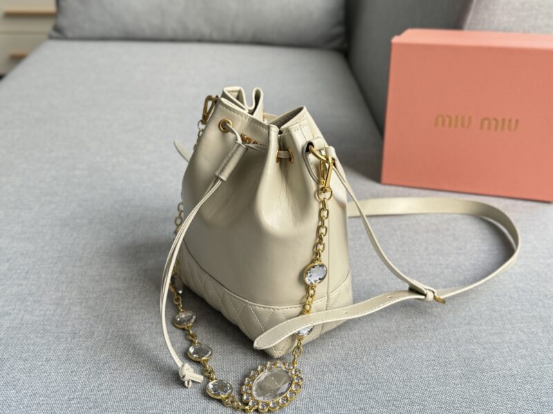 7e9ee6298c.jpg 205 Tian Di Gai
size:17×21
MIU MIU Water Diamond Chain Bucket Bag
Miumiu new bucket bag, elegant women's daily preferred choice
Cute and loving little bucket