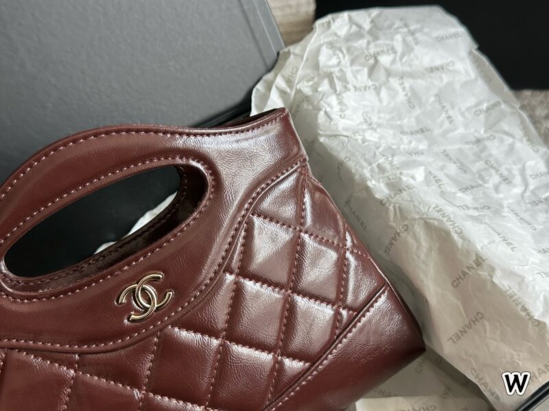 7ed74dad00.jpg 195 box
size:20*15cm
Xiaoxiangjia's 23a is worth buying
Cute and Loving Horizontal Version 31
Chanel has been replicated again
The new 31 bag model has released a mini size
Who can withstand this!
Xiaoxiang's true love fans must join!
A pack is har...