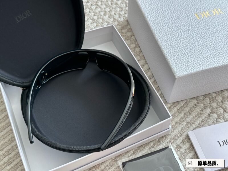 7eddc6611a.jpg 215 High Version Complete Gift Box
Recent new favorite - Dior headband sunglasses
Really roar, look at it
You can also take it off as a headband
I really love cool things
One mirror dual-use full set gift box for personal use ? Giving gifts is very...