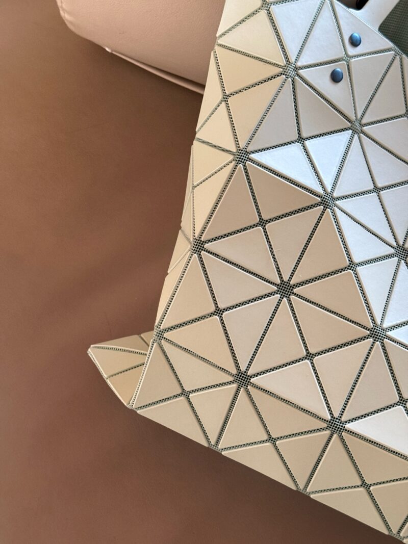 7ee54d392c.jpg 200 no box upgrade
issey miyake BAOBAO
Miyake Life 6x6 Shopping Bag
Size 34x34cm ??
Perfect for summer
Light and convenient, small and fresh~